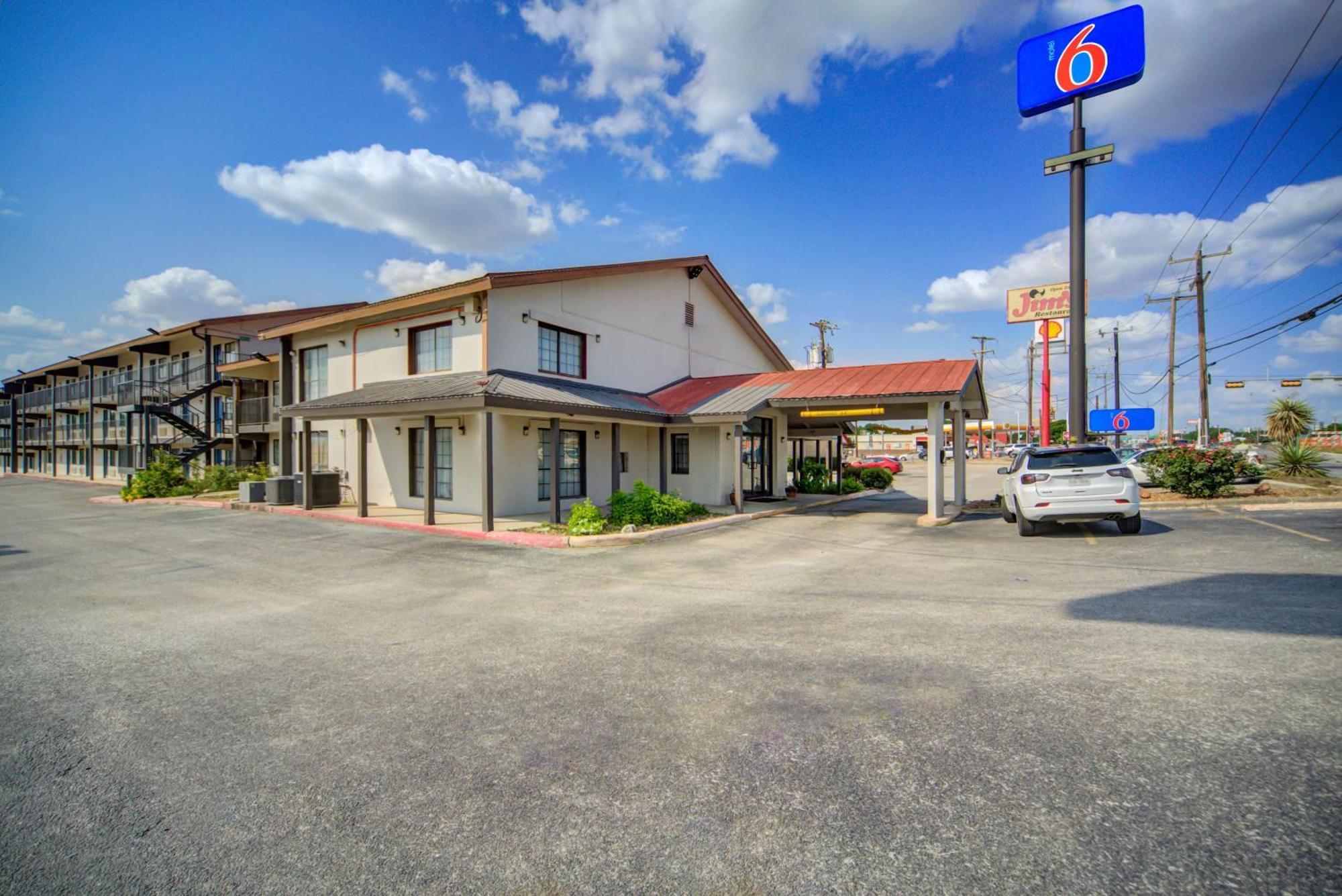 Motel 6 San Antonio, TX I-35 North Corridor Exterior foto